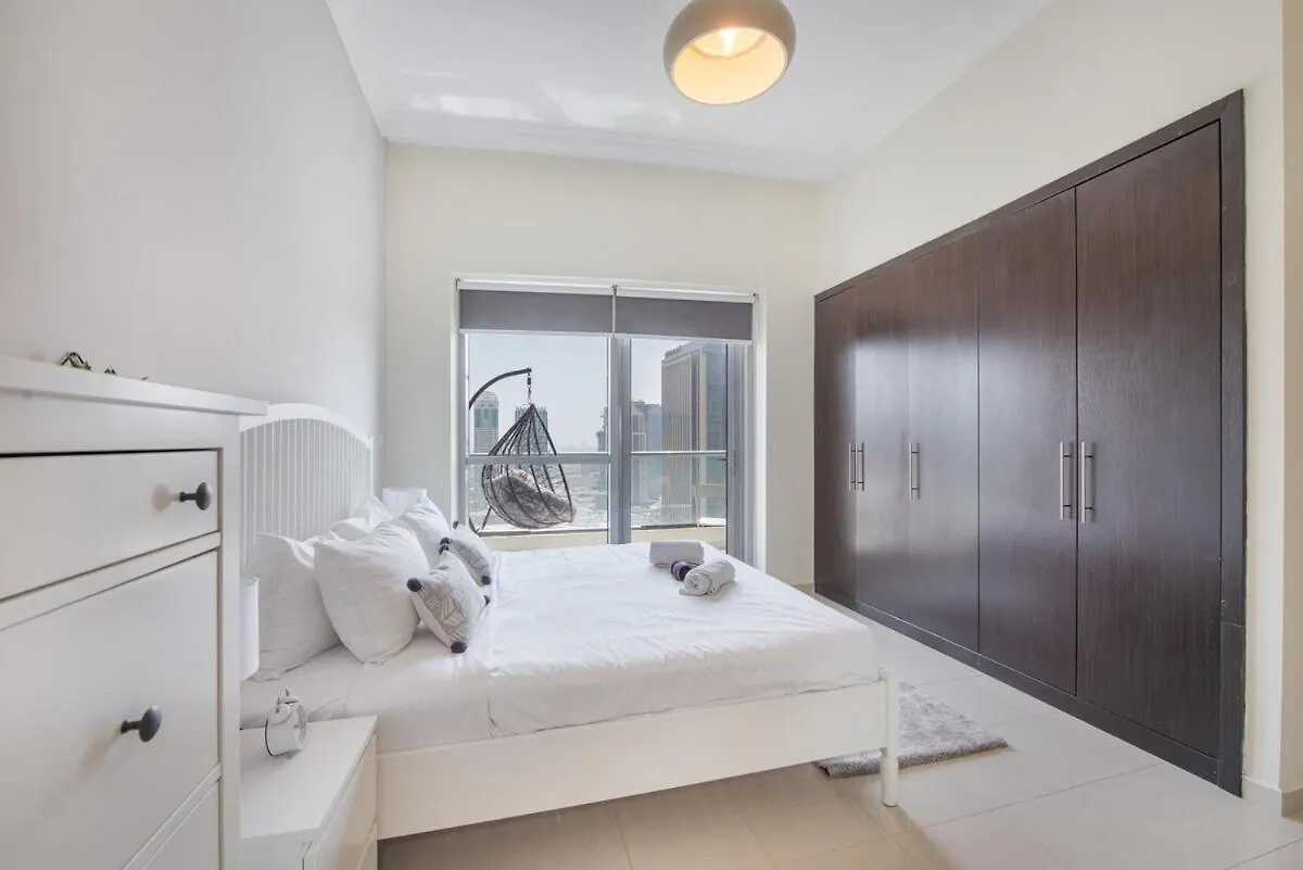 Warm And Airy 1-Bedroom Apartment With Exceptional Views In Dubai Marina
