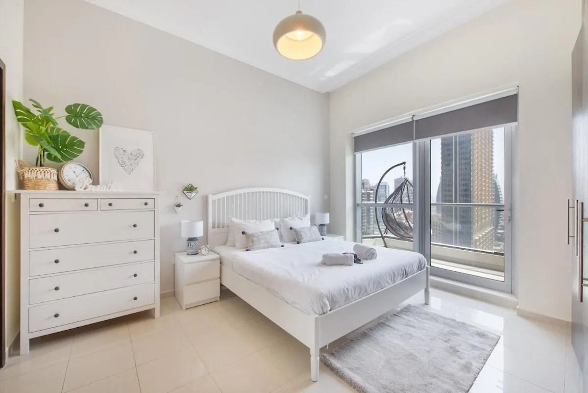 Warm And Airy 1-Bedroom Apartment With Exceptional Views In Dubai Marina