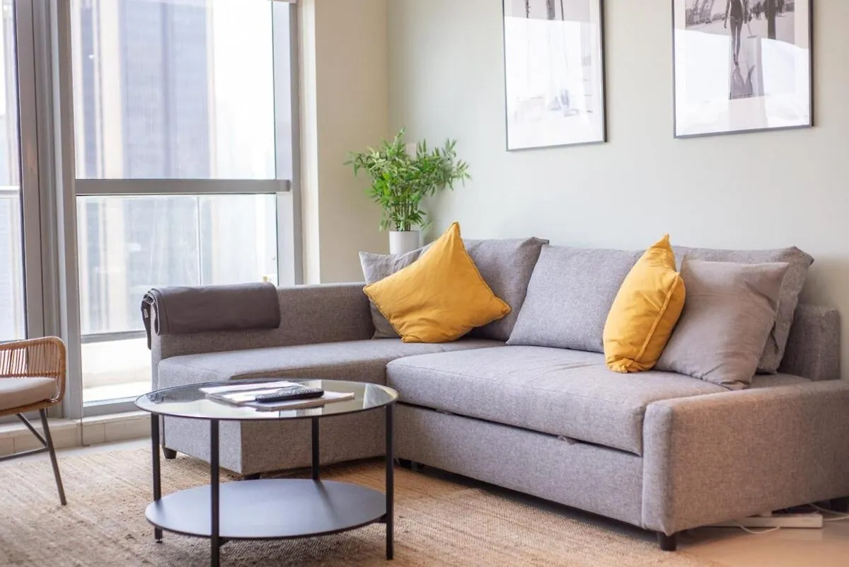 Warm And Airy 1-Bedroom Apartment With Exceptional Views In Dubai Marina